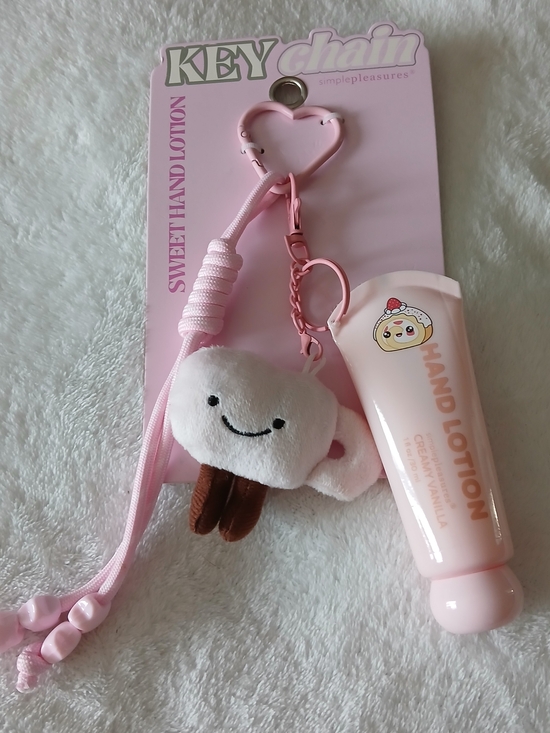 Simple Pleasures Accessories - 💚 KAWAII Sweet Heart & Stars Hand Lotion Keychain + Plush Charm Creamy Vanilla]